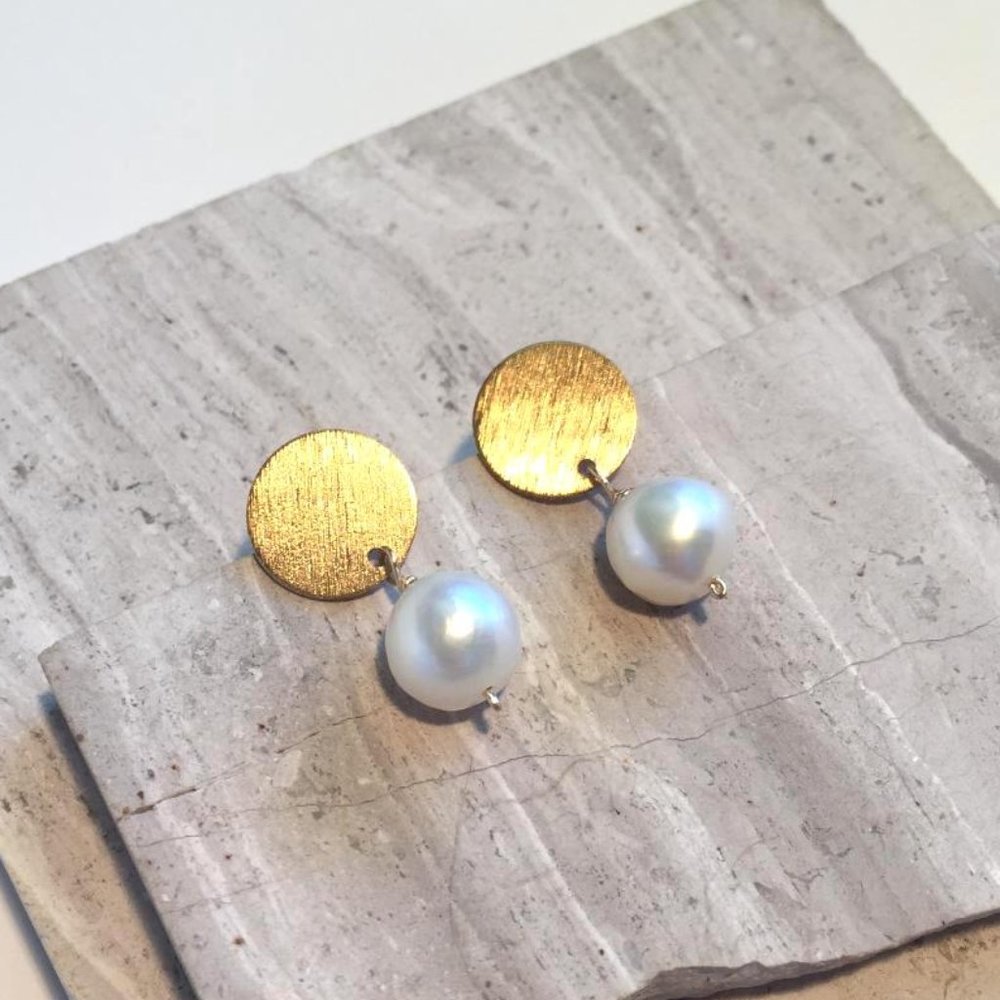 Gold Disk Natural Pearl — Post Earrings